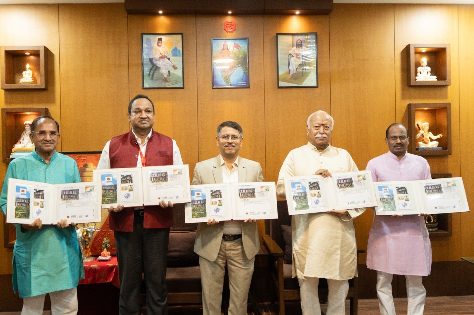 ડૉ. હેડગેવારજીના ઐતિહાસિક નિવાસસ્થાન પર વિશેષ કવર, માહિતી પુસ્તિકા અને કાયમી ચિત્રિત ટપાલ ટિકિટનું વિમોચન