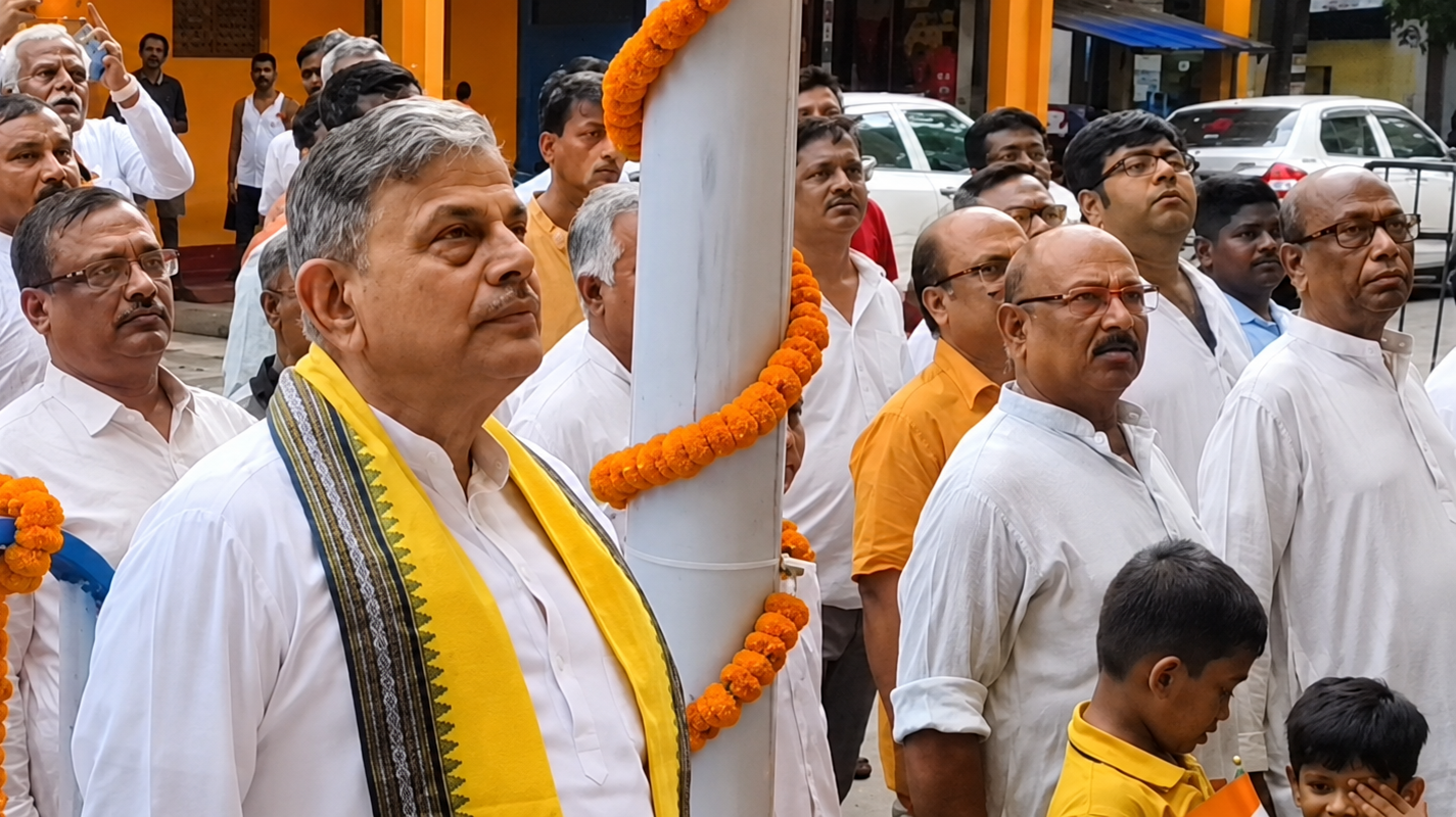 કોલકાતામાં સ્વાતંત્ર્ય દિવસ નિમિત્તે RSSના સરકાર્યવાહ દત્તાત્રેય હોસબાલેએ તિરંગો ફરકાવ્યો; ભારતને ‘વિશ્વગુરુ’ બનાવવા આહ્વાન