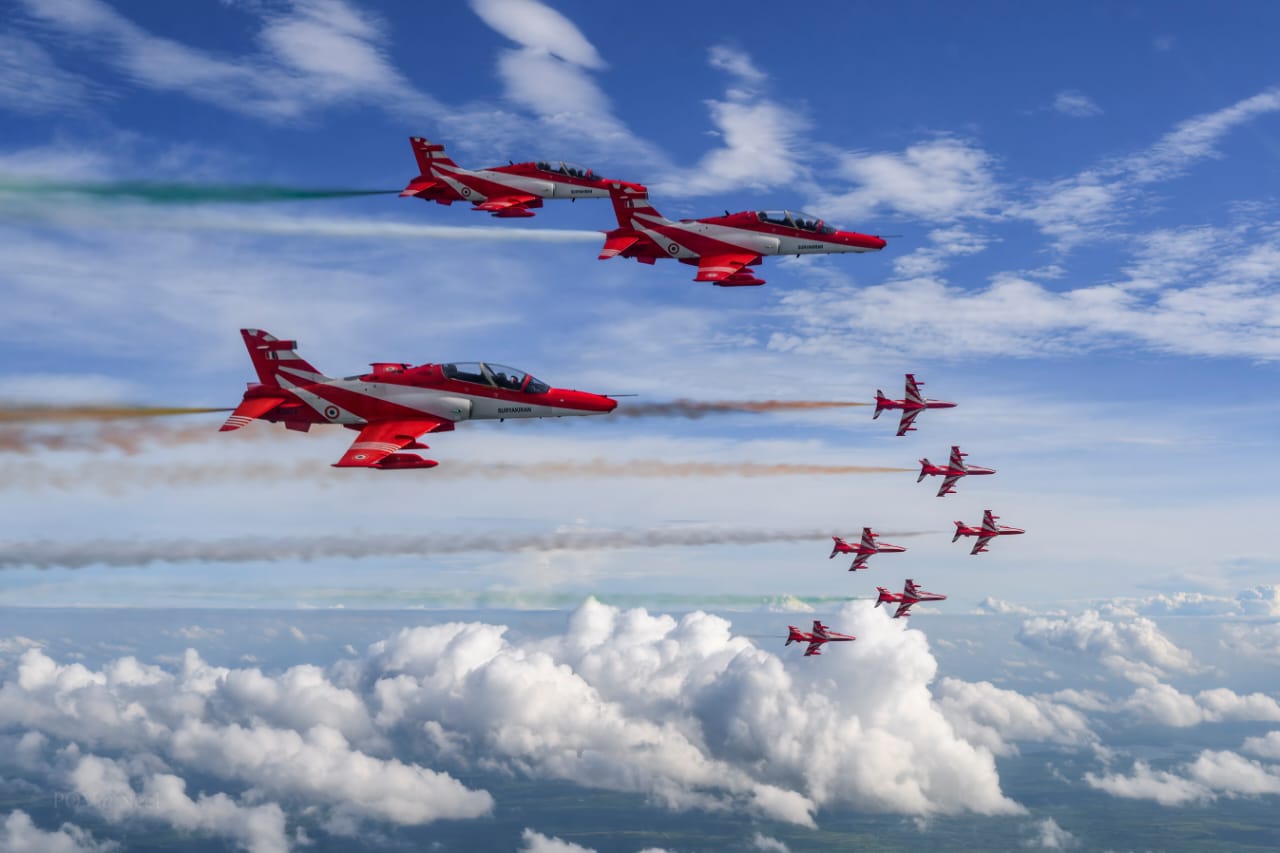 રાજકોટના આકાશમાં સૂર્યકિરણોની આકાશગંગા